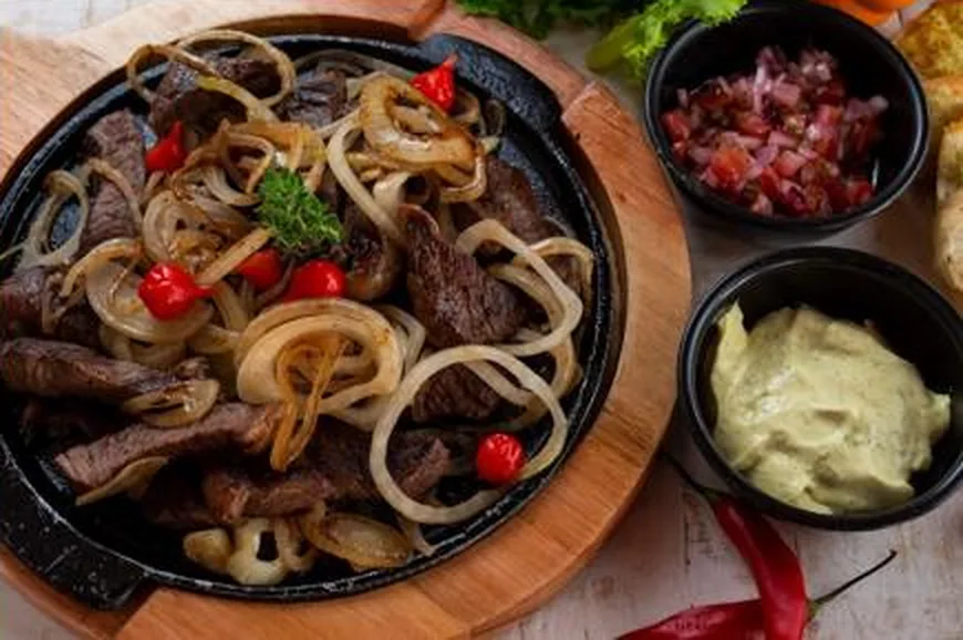 Carne acebolada em chapa de ferro com vinagrete e maionese
