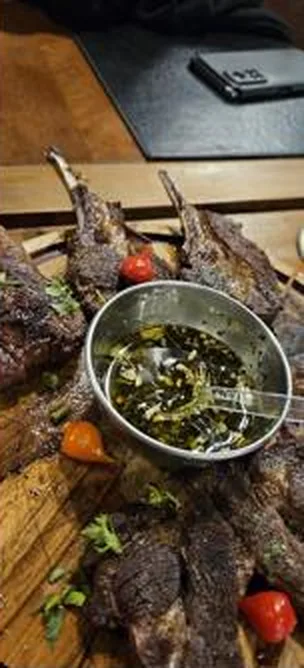 Costelinhas grelhadas com molho de ervas