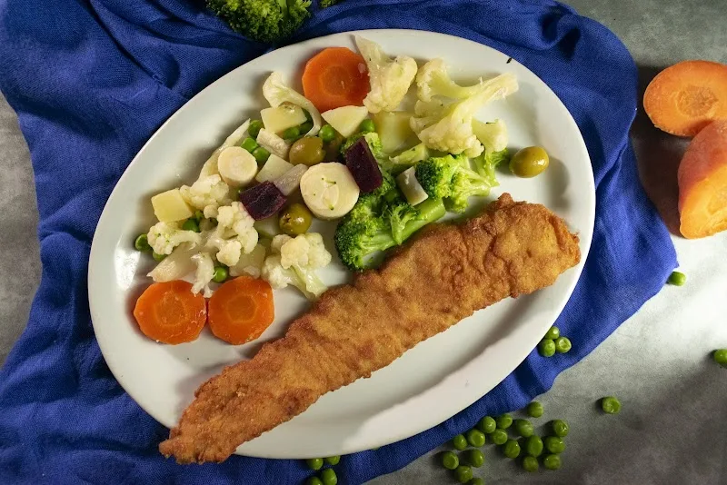 Filé de peixe empanado com legumes no vapor